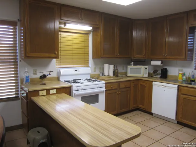 a view of a livingroom with furniture