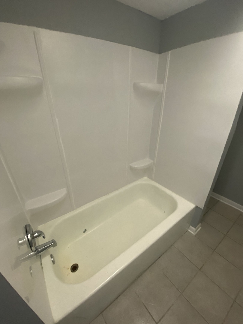 29837 Highway 50, Unit E1 Peotone, IL 60468 - Photo 11 of 17 a bathroom with a tub