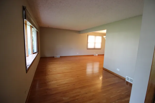 $2,750 | 651 North Kenilworth Avenue, Elmhurst, IL 60126