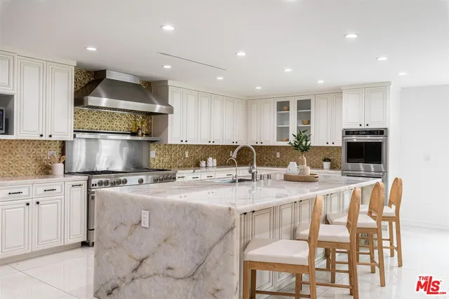 $2,828,000 | 18089 Lake Encino Drive, Encino, CA 91316