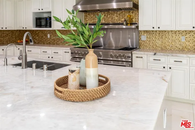 $2,828,000 | 18089 Lake Encino Drive, Encino, CA 91316