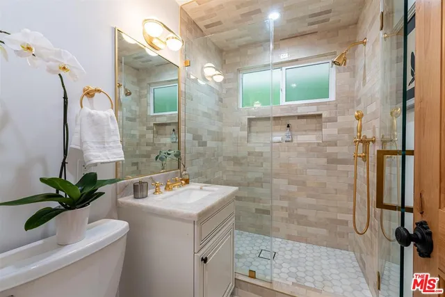 $2,828,000 | 18089 Lake Encino Drive, Encino, CA 91316