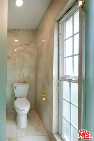 $2,828,000 | 18089 Lake Encino Drive, Encino, CA 91316