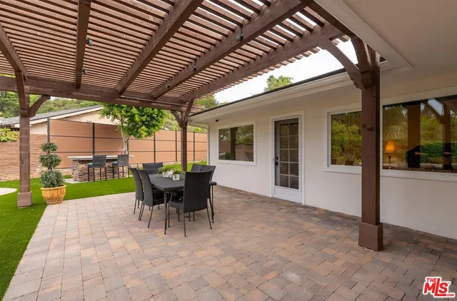 $2,828,000 | 18089 Lake Encino Drive, Encino, CA 91316