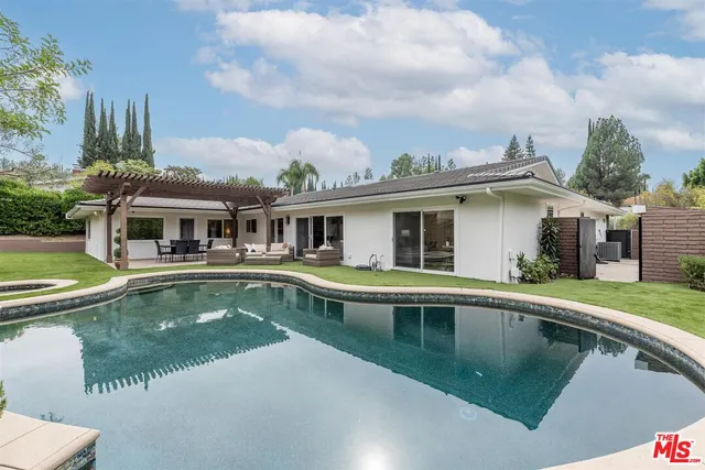 $2,828,000 | 18089 Lake Encino Drive, Encino, CA 91316