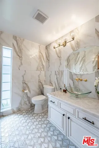 $2,828,000 | 18089 Lake Encino Drive, Encino, CA 91316