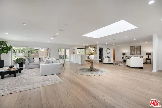 $2,828,000 | 18089 Lake Encino Drive, Encino, CA 91316