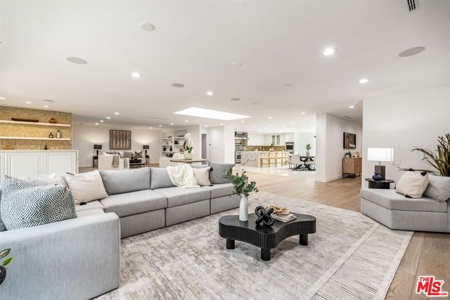 $2,828,000 | 18089 Lake Encino Drive, Encino, CA 91316