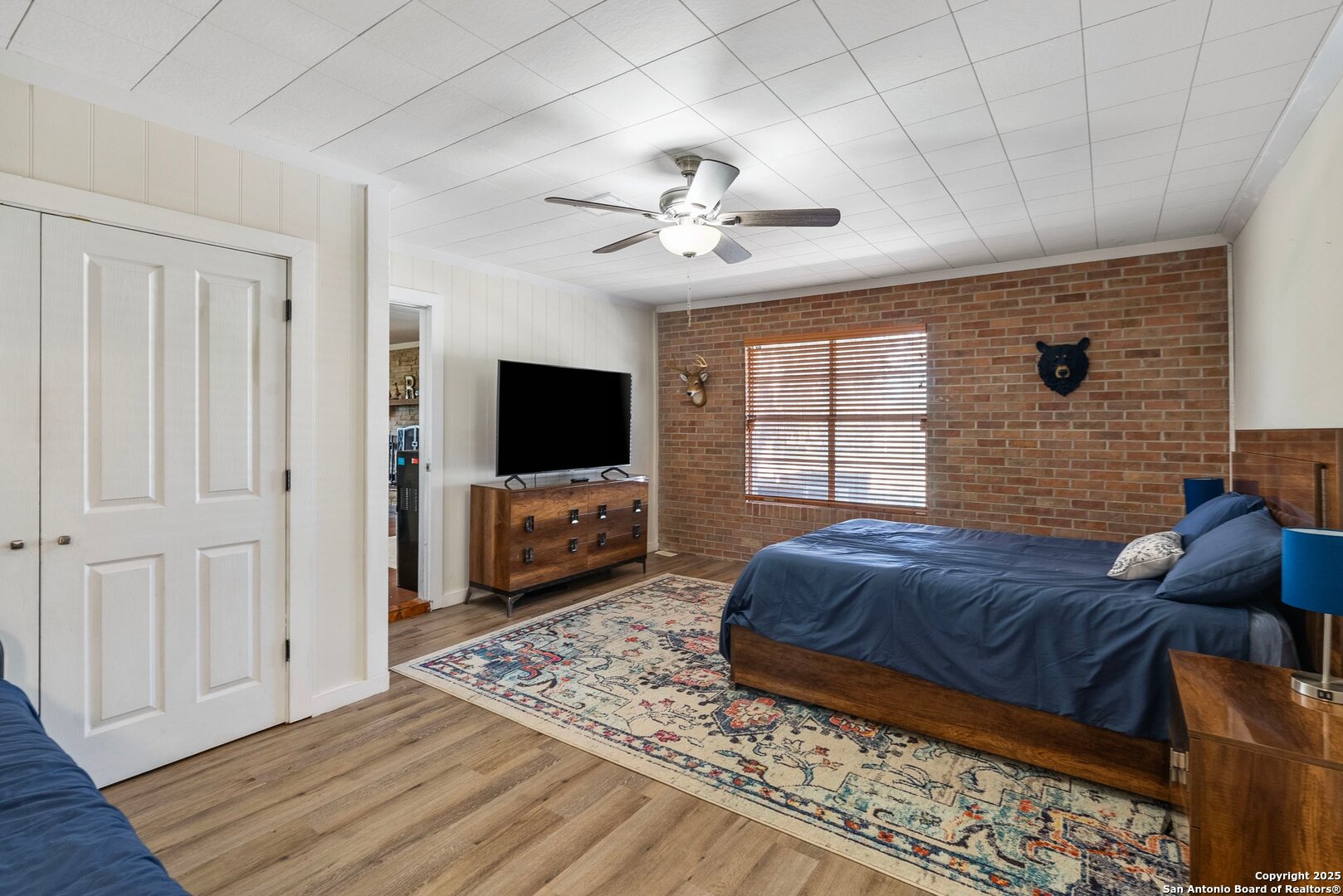 180 Freeman Circle George West, TX 78022 - Photo 15 of 41 a living room with a bed and a flat screen tv