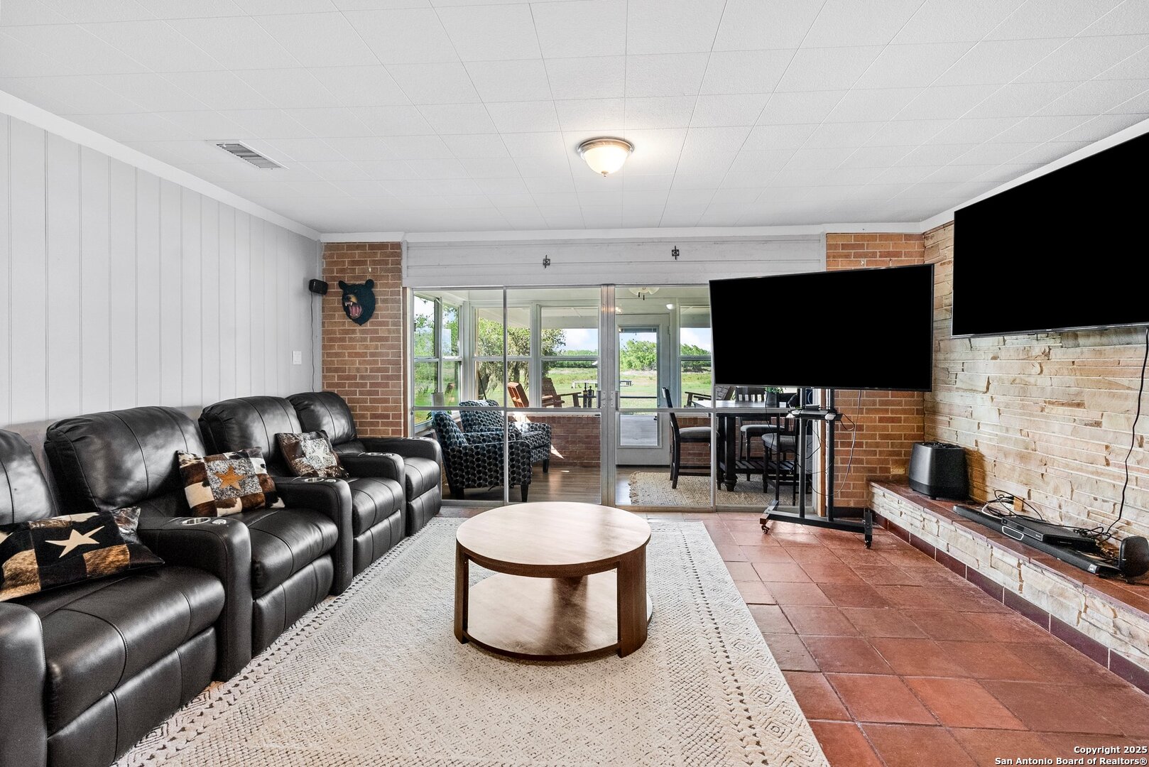 180 Freeman Circle George West, TX 78022 - Photo 6 of 41 a living room with furniture and a flat screen tv