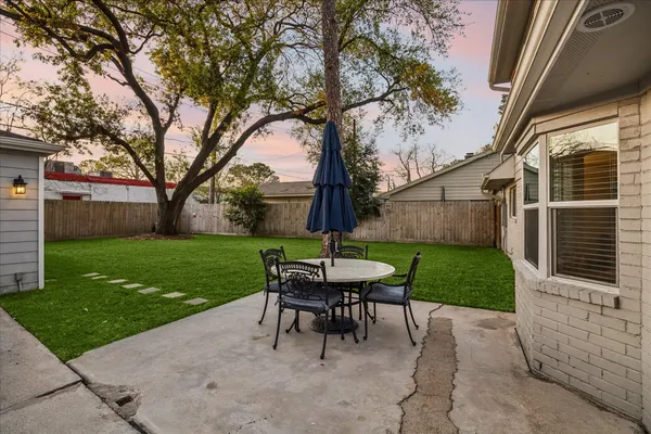 $445,000 | 1906 Ashford Hollow Lane, Houston, TX 77077