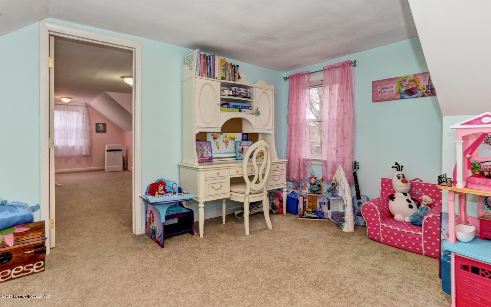 40 Drift Road Middletown, NJ 07718 - Photo 18 of 25 a living room with lots of furniture