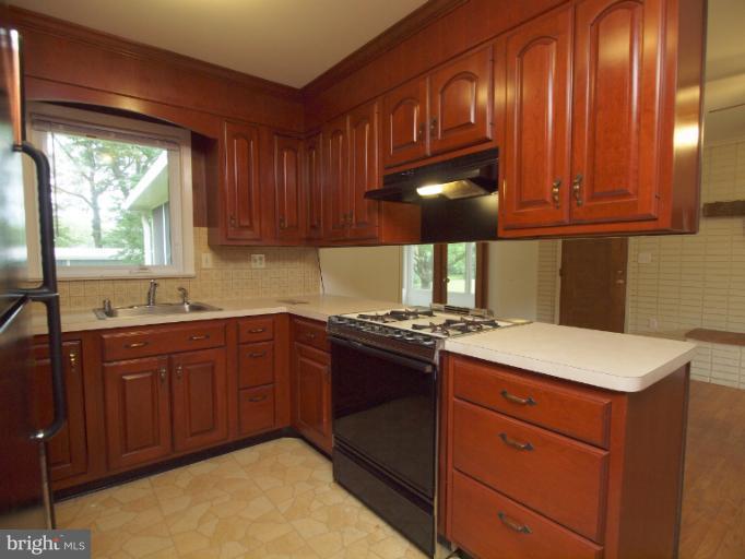 9625 Braddock Road Fairfax, VA 22032 - Photo 13 of 30 Kitchen