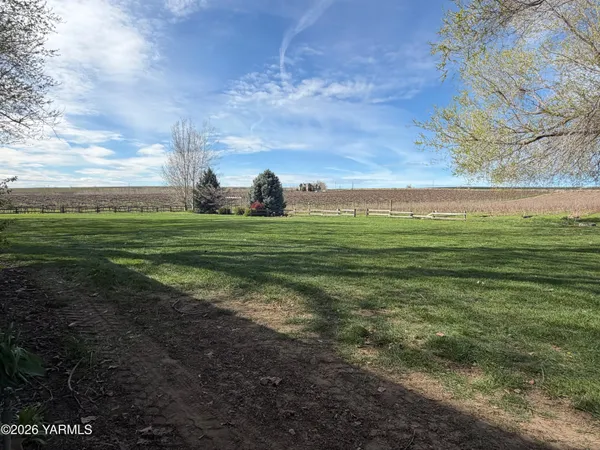 $289,000 | 3676 North County Line Road, Sunnyside, WA 98944