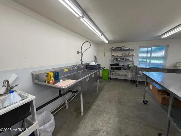 $289,000 | 3676 North County Line Road, Sunnyside, WA 98944