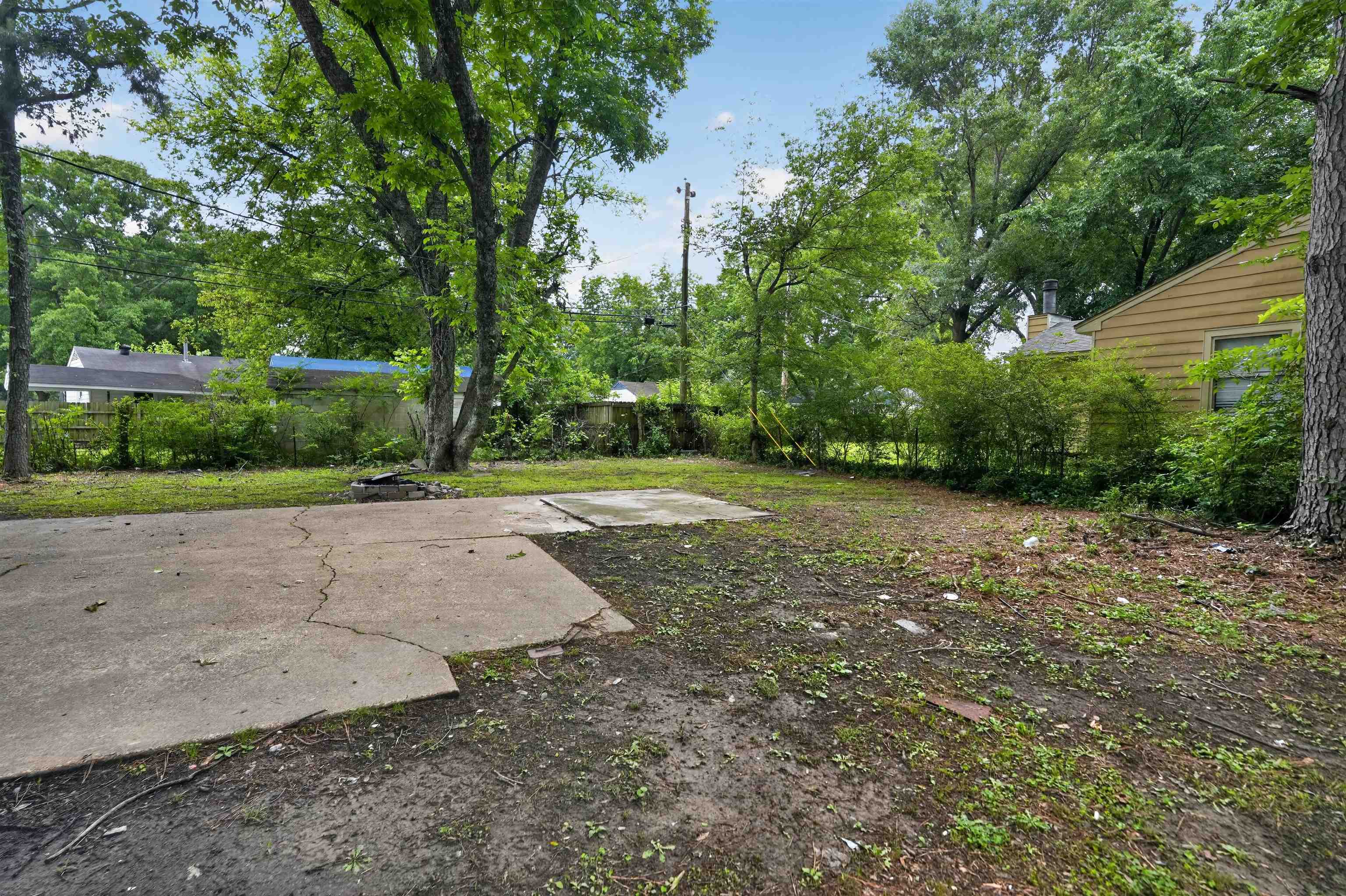 949 Sumter Street Memphis, TN 38122 - Photo 6 of 33 Expansive outdoor space featuring mature trees and a concrete patio area
