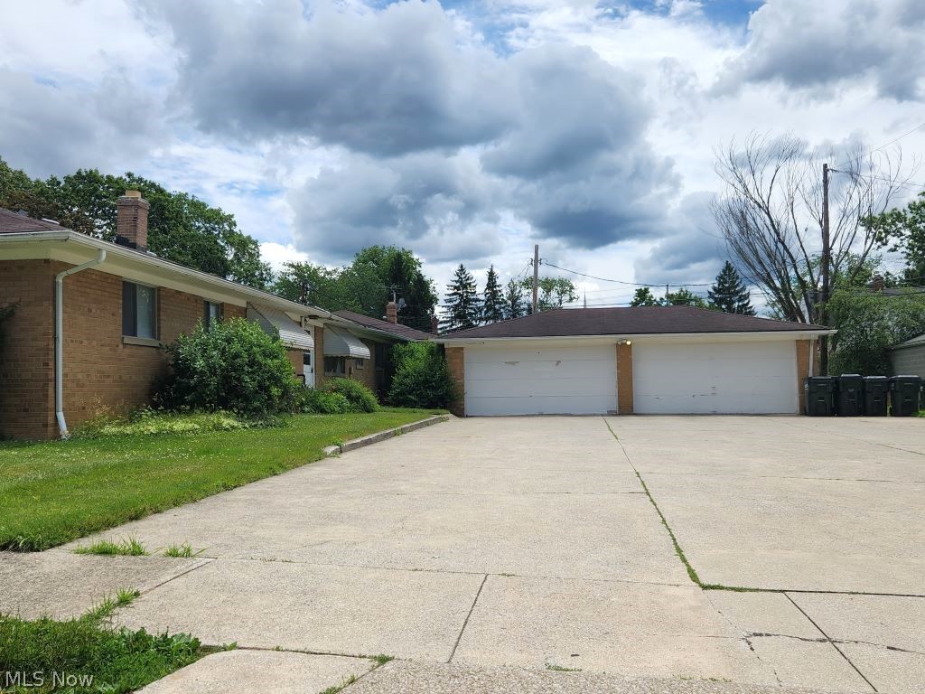 419 Center Road Bedford, OH 44146 - Photo 4 of 23