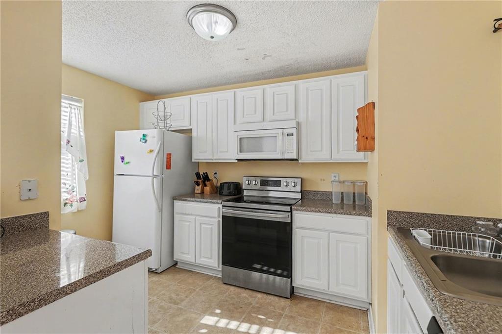 123 Chastain Circle Newnan, GA 30263 - Photo 13 of 27 a kitchen with a refrigerator stove and sink