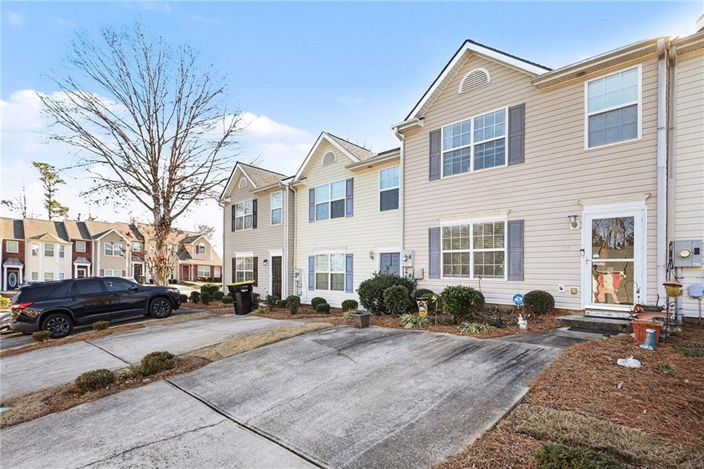 123 Chastain Circle Newnan, GA 30263 - Photo 2 of 27 a view of a car park in front of a building
