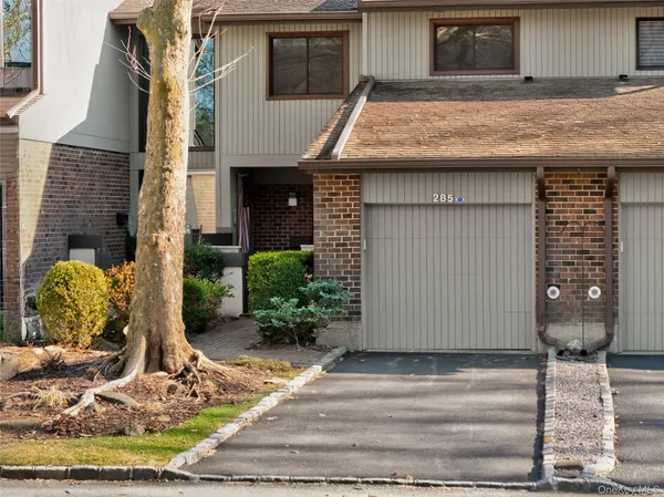 $989,000 | 285 Carriage House Drive, Jericho, NY 11753