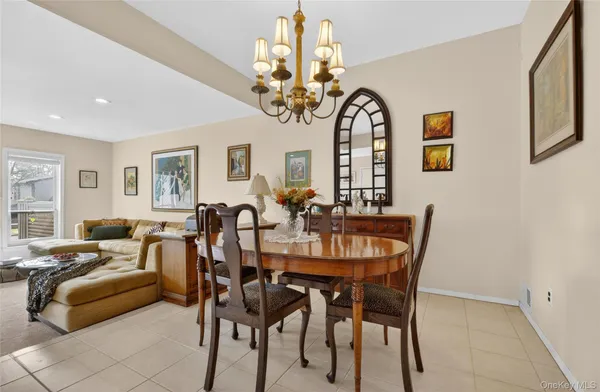 $989,000 | 285 Carriage House Drive, Jericho, NY 11753