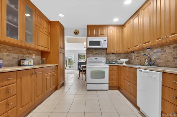 $989,000 | 285 Carriage House Drive, Jericho, NY 11753