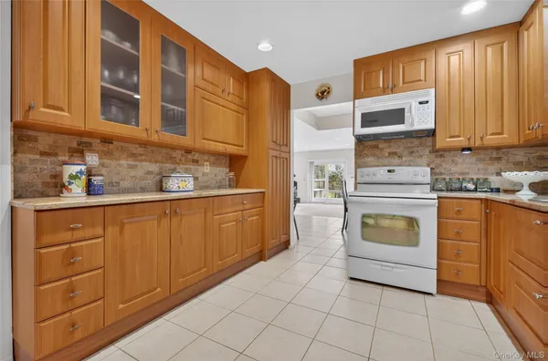$989,000 | 285 Carriage House Drive, Jericho, NY 11753