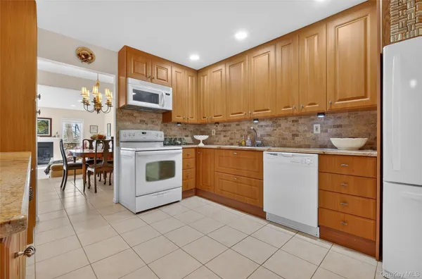 $989,000 | 285 Carriage House Drive, Jericho, NY 11753