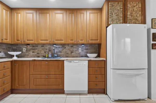 $989,000 | 285 Carriage House Drive, Jericho, NY 11753