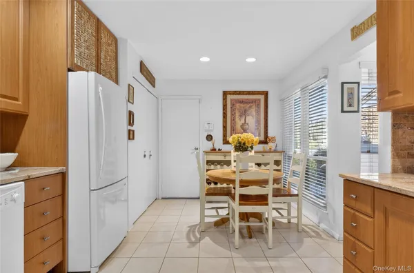 $989,000 | 285 Carriage House Drive, Jericho, NY 11753