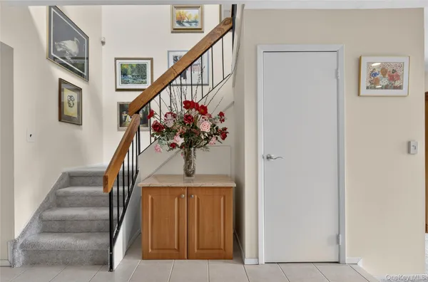 $989,000 | 285 Carriage House Drive, Jericho, NY 11753