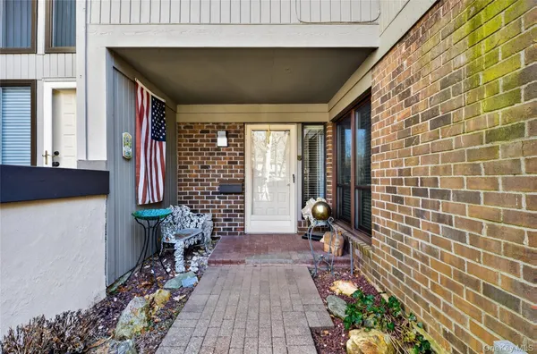 $989,000 | 285 Carriage House Drive, Jericho, NY 11753