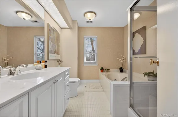 $989,000 | 285 Carriage House Drive, Jericho, NY 11753