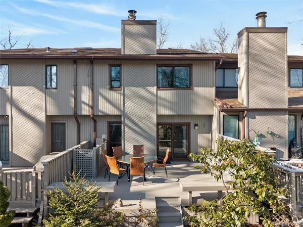 $989,000 | 285 Carriage House Drive, Jericho, NY 11753