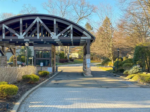 $989,000 | 285 Carriage House Drive, Jericho, NY 11753