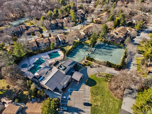 $989,000 | 285 Carriage House Drive, Jericho, NY 11753