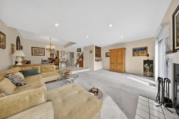 $989,000 | 285 Carriage House Drive, Jericho, NY 11753