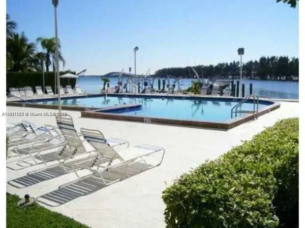 $2,400 | 150 Southeast 25th Road, Unit 4C, Miami, FL 33129