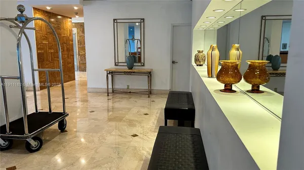 $2,400 | 150 Southeast 25th Road, Unit 4C, Miami, FL 33129