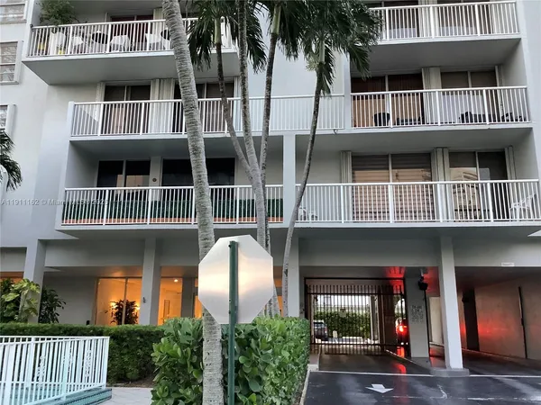$2,400 | 150 Southeast 25th Road, Unit 4C, Miami, FL 33129