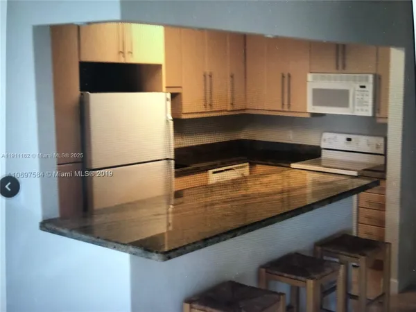 $2,400 | 150 Southeast 25th Road, Unit 4C, Miami, FL 33129