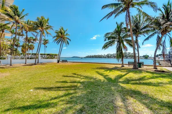 $2,400 | 150 Southeast 25th Road, Unit 4C, Miami, FL 33129