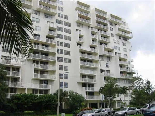 $2,400 | 150 Southeast 25th Road, Unit 4C, Miami, FL 33129