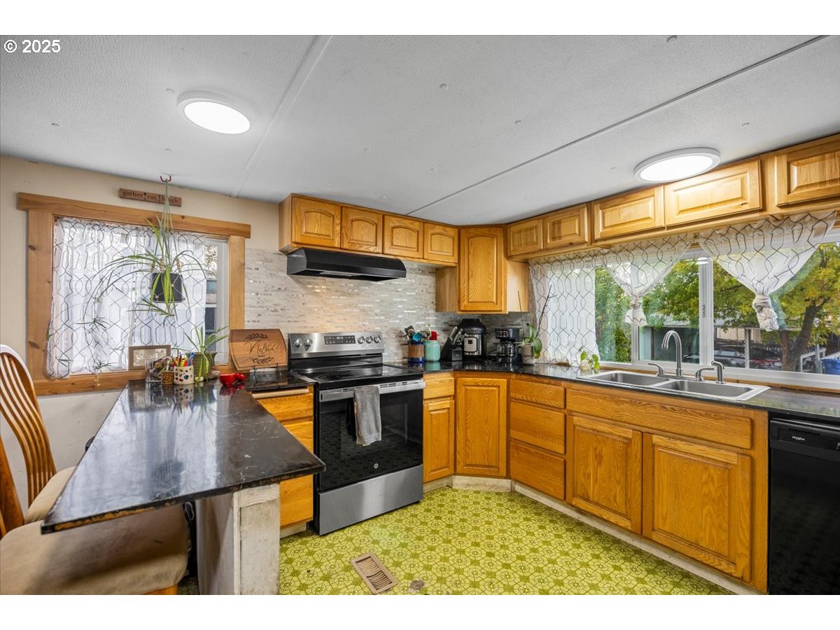 140 Southwest Berry Loop Lane Roseburg, OR 97471 - Photo 5 of 12