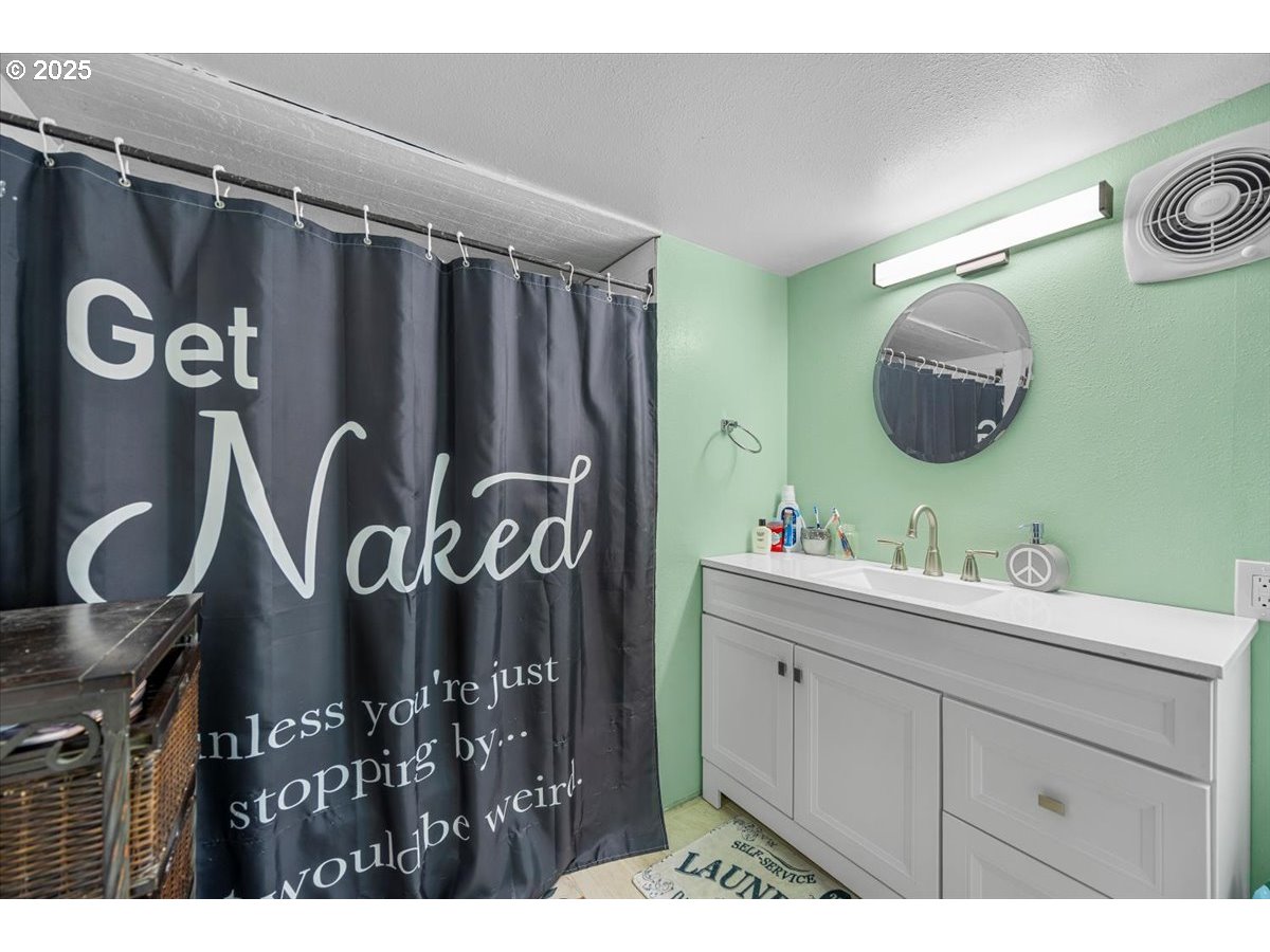 140 Southwest Berry Loop Lane Roseburg, OR 97471 - Photo 9 of 12