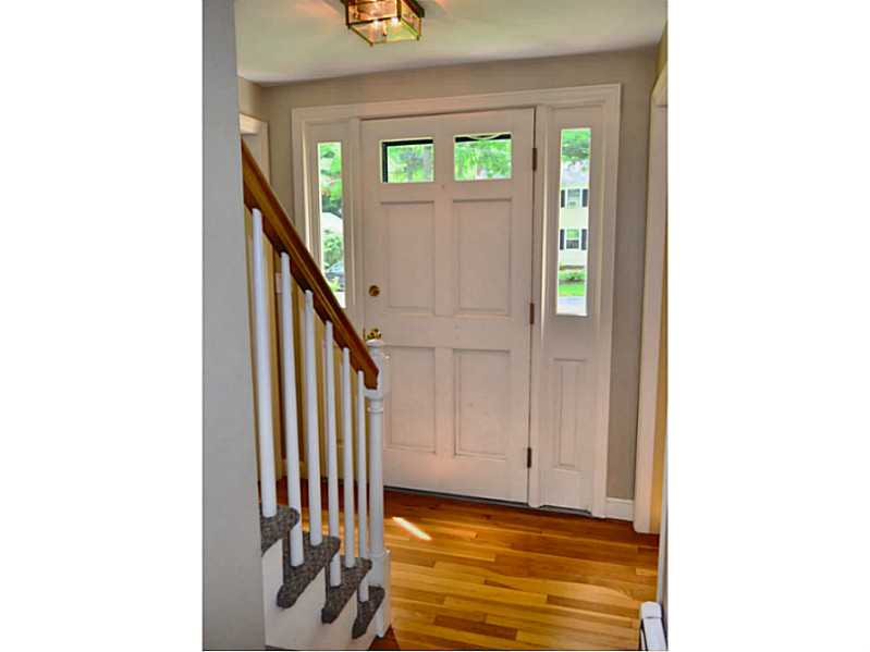 6 Old Chimney Road Barrington, RI 02806 - Photo 4 of 22 Entry.