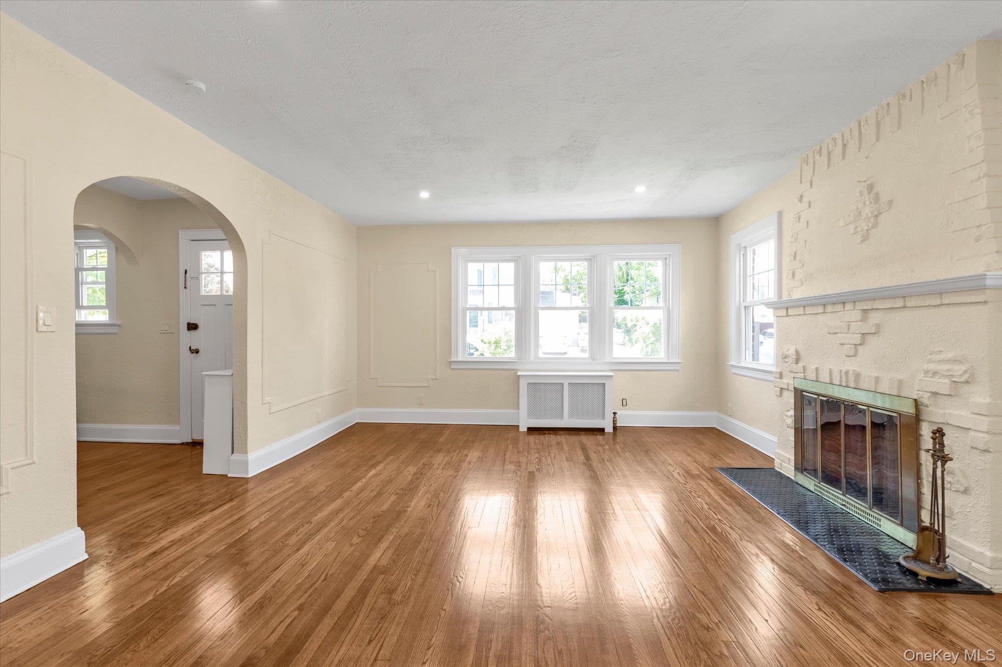 15 Hampton Road Lynbrook, NY 11563 - Photo 2 of 22 Living Room 1