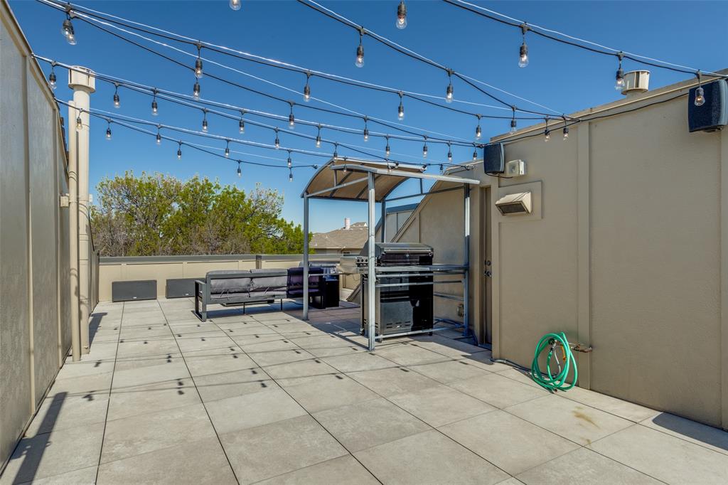 4618 Cedar Springs Road, Unit B Dallas, TX 75219 - Photo 23 of 24 a view of a garage