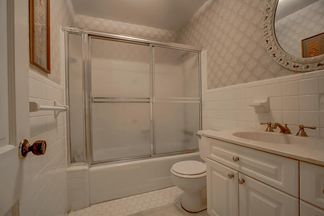 30 Manchester Road Charleston, SC 29407 - Photo 16 of 25 Upstairs Hall Bathroom