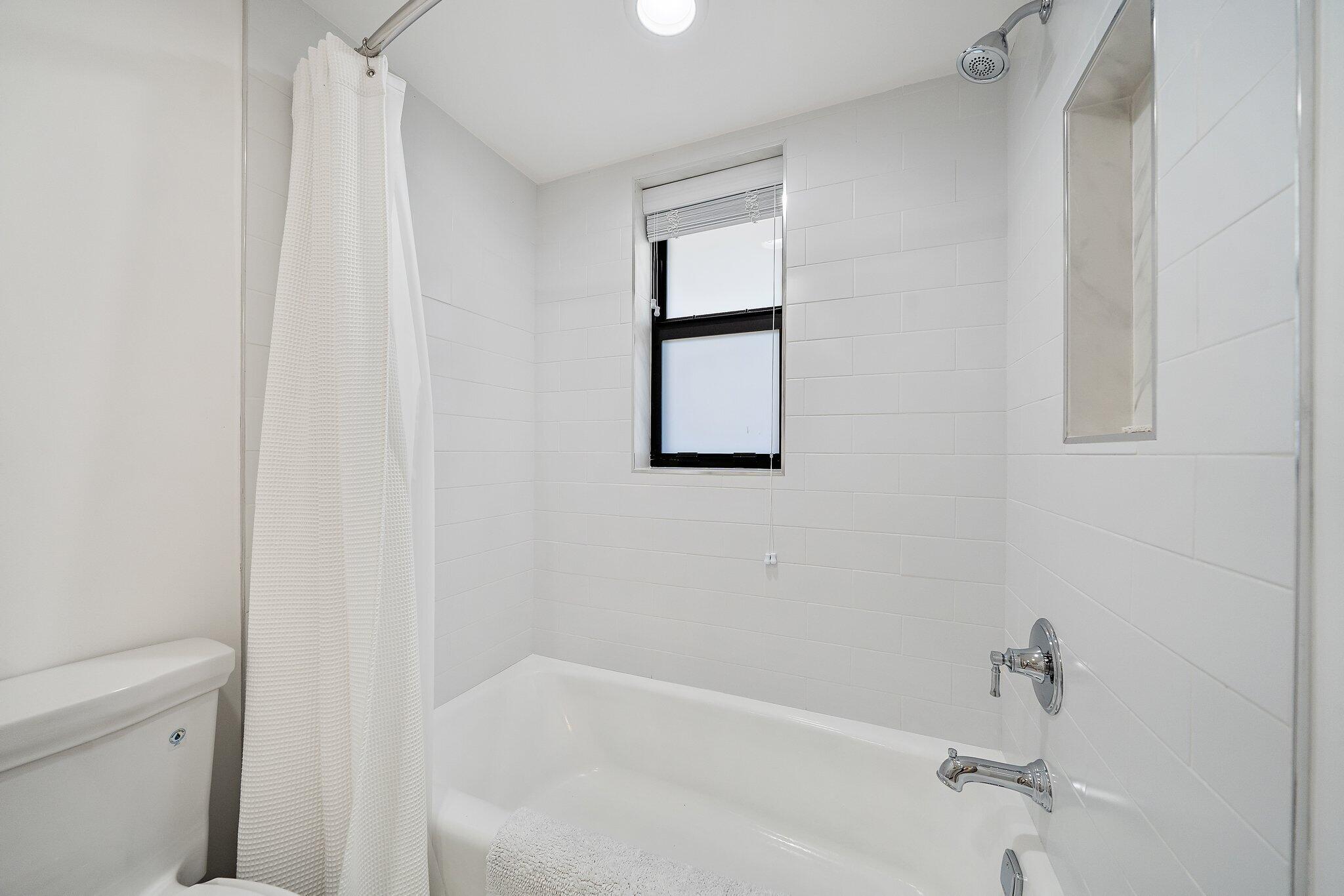 19800 Sandpointe Bay Drive, Unit 210 Jupiter, FL 33469 - Photo 44 of 59 a bathroom with a bathtub